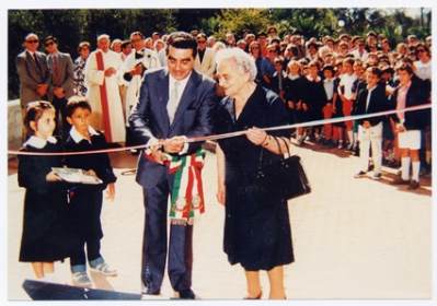 La maestra Alba Filipponi inaugura insieme al sindaco di San Bartolomeo al Mare Gerolamo Ardoino la nuova scuola elementare che qualche anno dopo sar intitolata alla sua memoria.